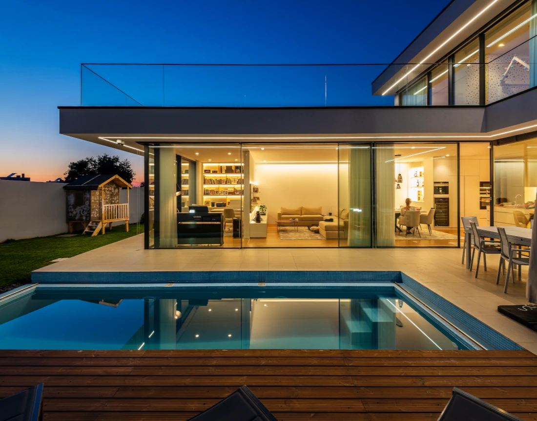 house with swimming pool (1)